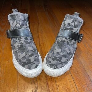 Blowfish Malibu Camouflage Women Sneakers with Black Strap. Size 6